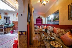 salon z kanapą i stołem w obiekcie Riad Eva w Marakeszu