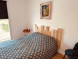 ein Schlafzimmer mit einem Bett mit einer Bettdecke darauf in der Unterkunft Cocon berrichon Châteauroux-Déols in Déols