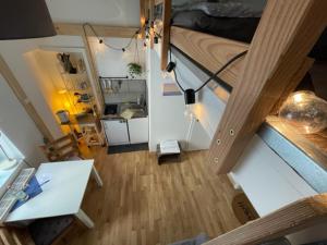 an overhead view of a room with a bed and a desk at Grindelzimmer in Hamburg