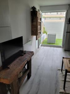 TV a/nebo společenská místnost v ubytování Tahiti Beach, T2 à la mer, piscine, terrasse et parking