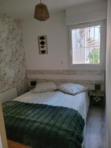 a bedroom with a bed and a window at Tahiti Beach in Frontignan