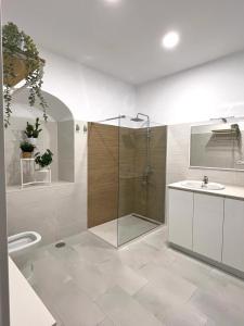 La salle de bains est pourvue d'une douche, de toilettes et d'un lavabo. dans l'établissement Casa Abuela Ana, à Alcalá de los Gazules