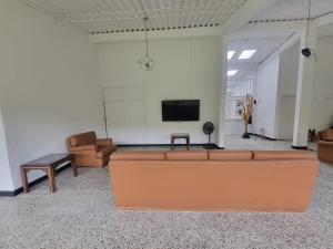 Televiisor ja/või meelelahutuskeskus majutusasutuses Finca Margaritas