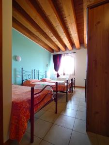 1 dormitorio con 2 camas y ventana en Quadrifoglio Relax, en San Donà di Piave