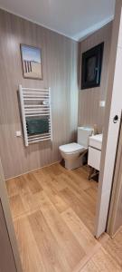 Ванная комната в "La cabane du sentier", tiny house sur pilotis avec petit jardin, proche de la mer et du site naturel des 2 caps