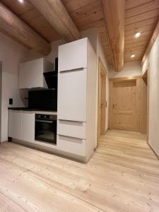 uma cozinha com um frigorífico branco e um fogão em Ferienwohnung Uplandblockhaus em Willingen