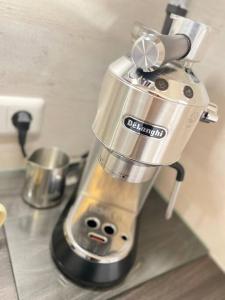 a blender sitting on top of a kitchen counter at FeWo 20 - Appartement im Rottalblick - YoungModern wohnen, Tiere willkommen, Bademantelgang zur Therme, TV und Balkon in Bad Griesbach
