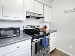 Fotografie z fotogalerie ubytování Beautiful Clive 3BR Duplex wFireplace v destinaci Clive