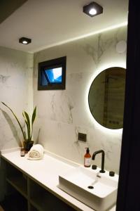 uma casa de banho com um lavatório e um espelho em Casa Altiva em Estancia Vieja