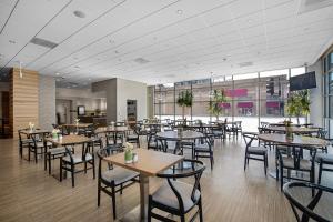 a restaurant with tables and chairs in a cafeteria at Holiday Inn San Francisco - Golden Gateway, an IHG Hotel in San Francisco