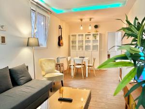 - un salon avec un canapé et une table dans l'établissement Apartamentos Chamberí, à Madrid