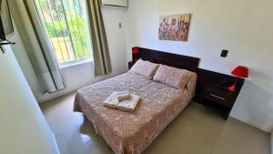 Voodi või voodid majutusasutuse Complejo Cabañas Piriápolis toas