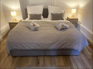 una camera da letto con un grande letto con due comodini di City Apartment Messe Zentral PS4 Workspace a Francoforte sul Meno
