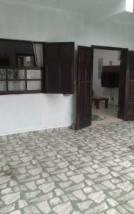 ein leeres Zimmer mit offenen Schränken und Fliesenboden in der Unterkunft Casa da Praia da Adriana in Ubatuba