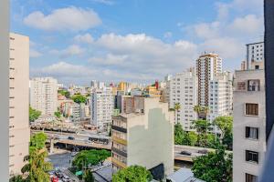 uitzicht op een stad met hoge gebouwen bij Studios modernos e lindos na região da Bela Vista in Sao Paulo
