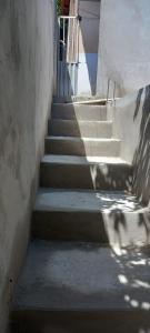 eine Treppe mit einem Schatten eines Gebäudes in der Unterkunft Espaço Magalhães in Barra do Garças