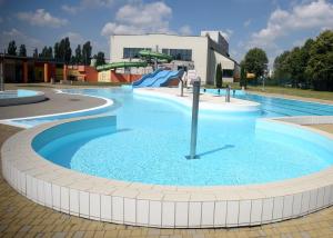 een groot zwembad met een glijbaan bij TeoFeelLove in Łódź