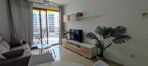 a living room with a couch and a tv at Apartamento Vistas al mar en Gemelos 24 La Cala de Finestrat in Alicante