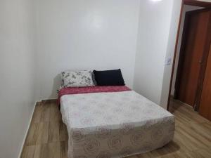 Bett in einem Zimmer mit Kissen darauf in der Unterkunft Apartamento no Ilha Bela 2 in Caldas Novas