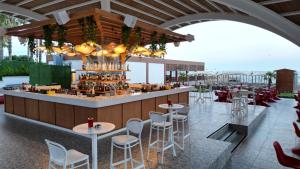 ein Restaurant mit einer Bar mit Stühlen und Tischen in der Unterkunft Siu Collection - Ultra All Inclusive in Beldibi