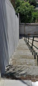 um conjunto de escadas ao lado de uma parede com um banco em Recanto Magalhães em Barra do Garças
