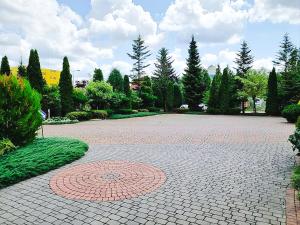 a brick driveway with a circle in the middle at Pensjonat Li-Mar in Pisz