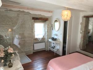 Rúm í herbergi á Gîte La Ribeyrette