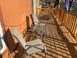 2 sillas y una mesa de cristal en una terraza en Cedar House en Rockaway Beach