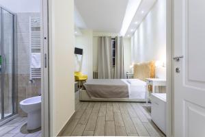 1 dormitorio con 1 cama y baño con ducha en Il Guardinfante - Camera indipendente con bagno privato, en Turín
