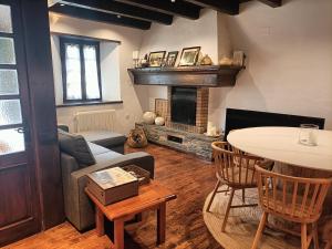 a living room with a couch and a fireplace at Baqueira 1500 pie de pistas apartamento Cuilas in Naut Aran