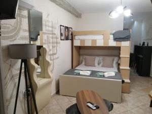 Habitación pequeña con litera y lámpara en Sunshine Apartment 2 en Alexandroupolis