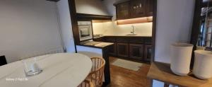 a small kitchen with a table and a counter top at Baqueira 1500 pie de pistas apartamento Cuilas in Naut Aran +29 photos