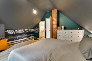 ein Schlafzimmer mit einem großen Bett im Dachgeschoss in der Unterkunft Peaceful and Chic Oasis Fire Pit, Grill, Yard in Longview