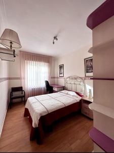 - une chambre avec un lit et une chaise dans l'établissement Vista a la montaña Briviesca, à Briviesca