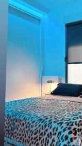 Dormitorio con cama con manta de leopardo en El rincón exquisito, en Albacete