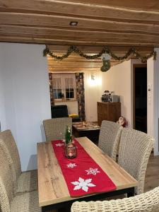 Kuchyňa alebo kuchynka v ubytovaní Jaśkowa Chata Bieszczady apartament z basenem