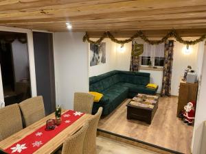 Posedenie v ubytovaní Jaśkowa Chata Bieszczady apartament z basenem