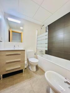 a bathroom with a toilet and a tub and a sink at Apartamento luminoso cerca Salera in Castellón de la Plana