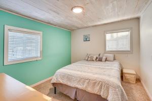 Un dormitorio con una cama y dos ventanas. en Sidney Vacation Rental with Fenced-In Yard!, en Sídney