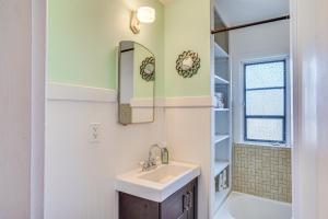 Un baño con lavabo, espejo y bañera. en Sidney Vacation Rental with Fenced-In Yard!, en Sídney 16 fotos más