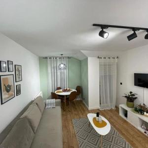 TV a/nebo společenská místnost v ubytování Apartman Element