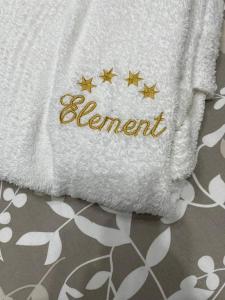 un asciugamano bianco con la parola scritta sopra di Apartman Element a Kruševac