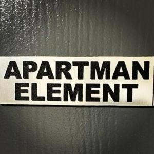 un cartello che dice elemento di un appartamento su una porta di metallo di Apartman Element a Kruševac