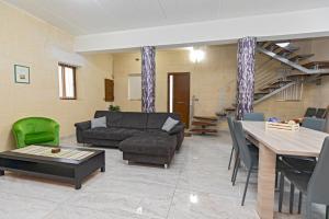 un soggiorno con divano e tavolo di 5 Bedroom Holiday Home with Private Pool a Xewkija