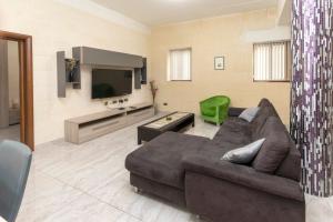 un soggiorno con divano e TV di 5 Bedroom Holiday Home with Private Pool a Xewkija