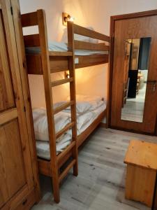 Zimmer mit 2 Etagenbetten und einem Spiegel in der Unterkunft Les Terrasses Du Mont Blanc in Le Praz de Lys