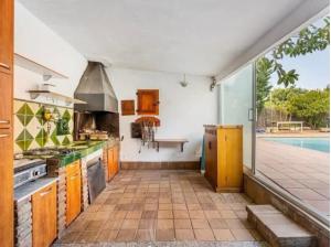 uma cozinha em plano aberto com uma piscina e uma mesa em MAGNÍFICA RESIDENCIA em El Masnou