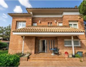 een stenen huis met een patio bij MAGNÍFICA RESIDENCIA in Masnou