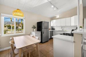 een keuken met een tafel en een koelkast bij New 2 Bed Apartment Close to Downtown and Beach in Santa Barbara