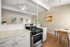 una cucina con piano cottura e tavolo di New 2 Bed Apartment Close to Downtown and Beach a Santa Barbara